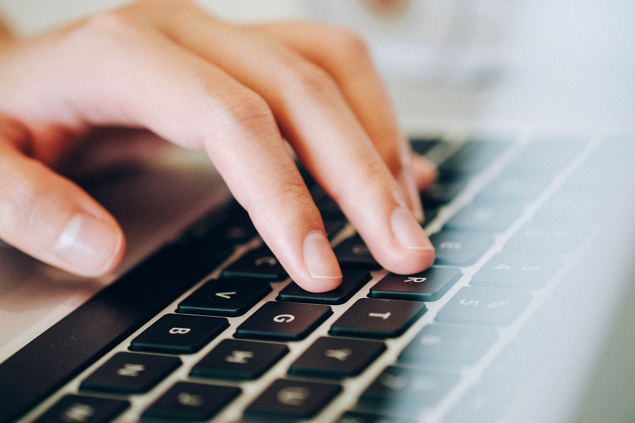 Laptop Tastatur mit Hand